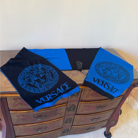 PRICE DROP: VINTAGE NEW WITH TAGS VERSACE Bold Blue/Black 100% Wool Scarf